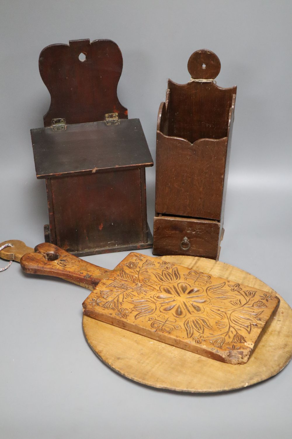 A Continental treen box and cutting boards, 53cm